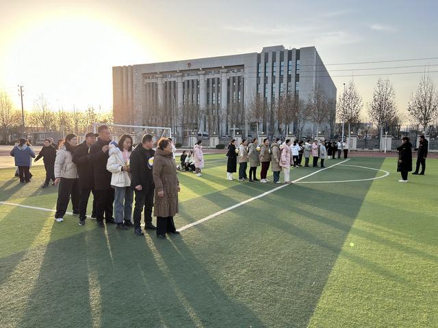 南乐县求实小学举办2025年元旦趣味运动会暨文艺汇演活动(图1)