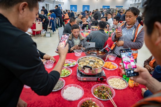 佛山市总工会为项目工地送“盆菜”(图1)