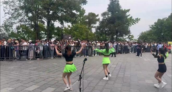 给游客发冰棒、表演节目、关闭VIP通道……景区工作人员讲述：应对排队是一门学问(图3)