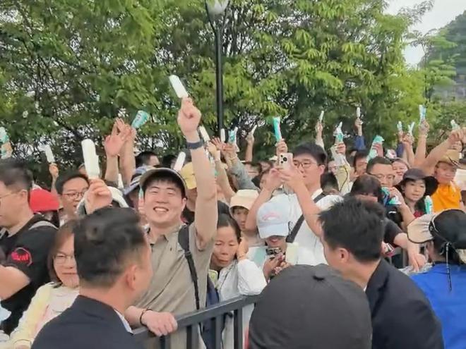 给游客发冰棒、表演节目、关闭VIP通道……景区工作人员讲述：应对排队是一门学问(图1)