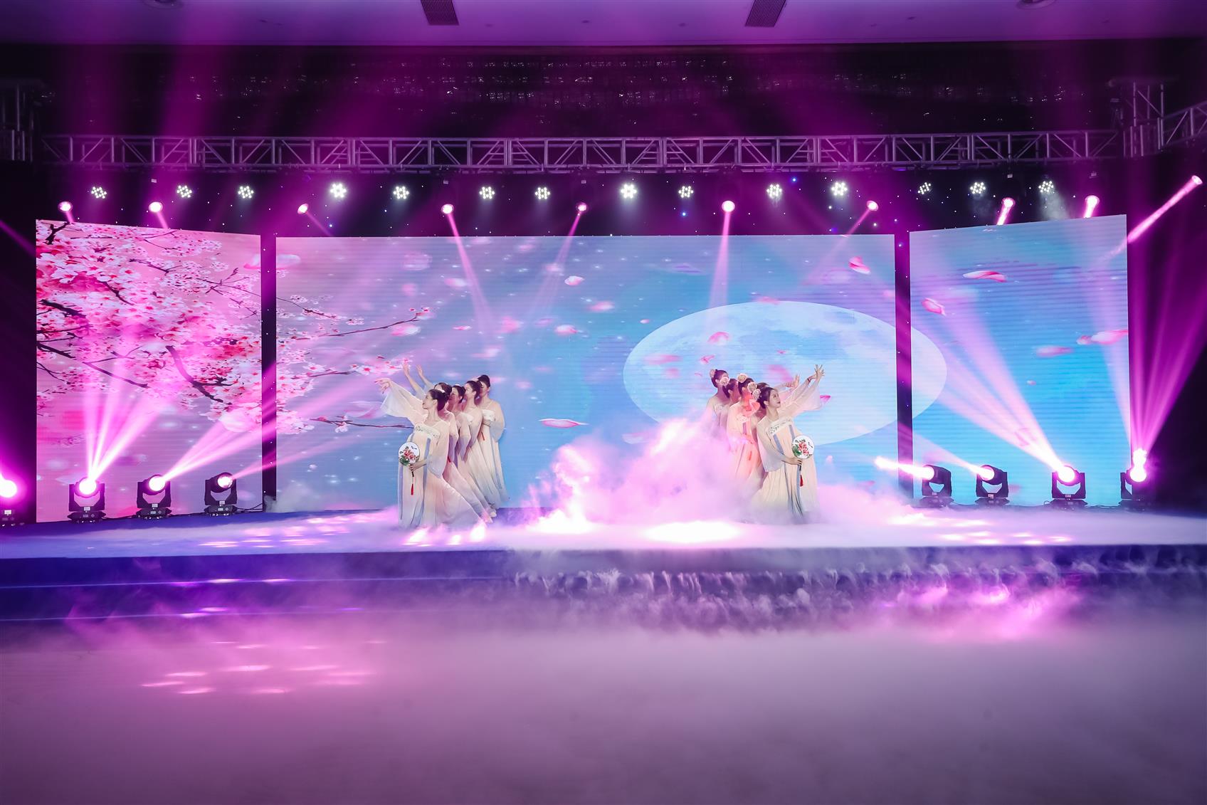华晨宇演唱会舞美设计大揭秘！幕后团队竟有这等高手(图1)