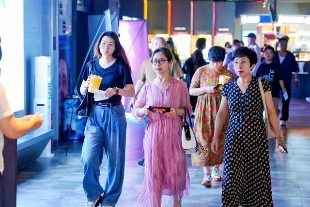 《戏台》主创西安站首场路演亮相新城控股集团西安西咸吾悦广场(图8)