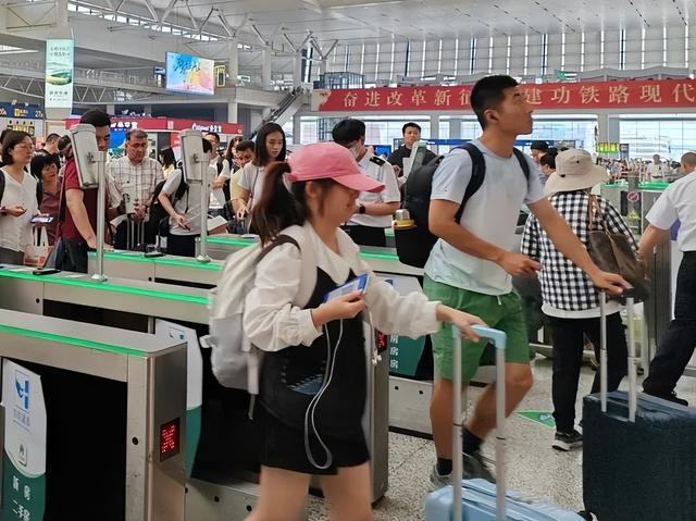 出城高峰来了！上海部分高速路已现通行缓慢7成车流往这个方向…52万人坐火车离沪最新研判→(图4)