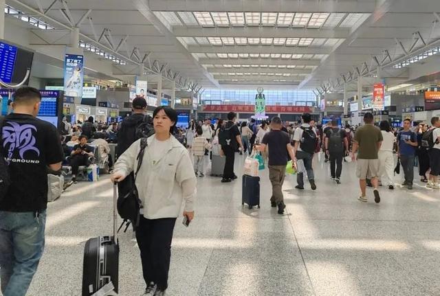 出城高峰来了！上海部分高速路已现通行缓慢7成车流往这个方向…52万人坐火车离沪最新研判→(图3)